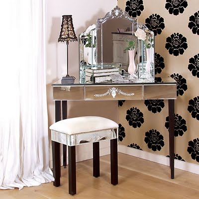 vintage stolná lampa a presklený toaletný stolík vintage-stolny-lampa-glazovany-toaletny-stolik