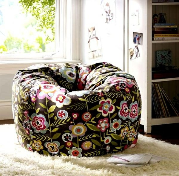 Tapeta s kvetinovým vzorom v detskej izbe Nástenné police s dizajnom detskej izby s kvetinovým vzorom