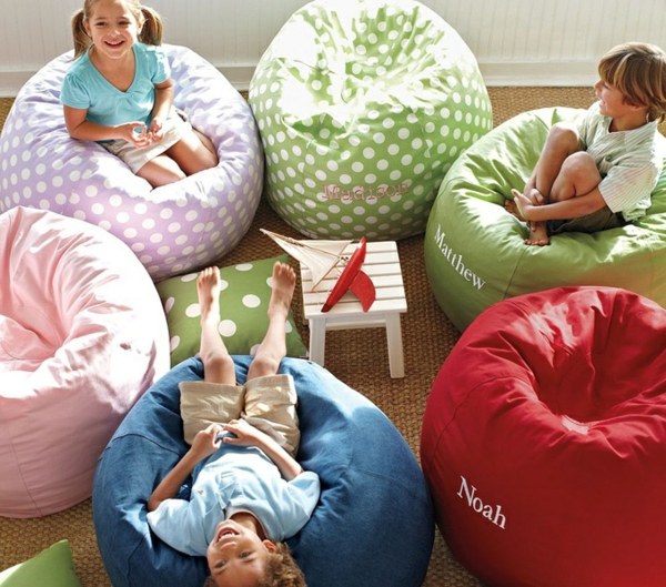 Farebné sedacie vaky organizujú detskú párty Organizujte detskú párty zelená červená modrá