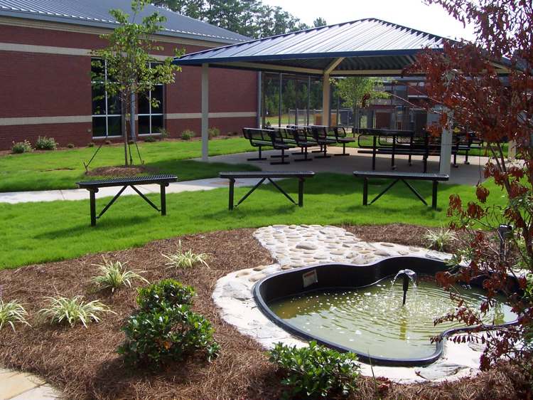 rybníček-záhradná-údržba-mulčovač-pergola-zelená-ľalia-kríky