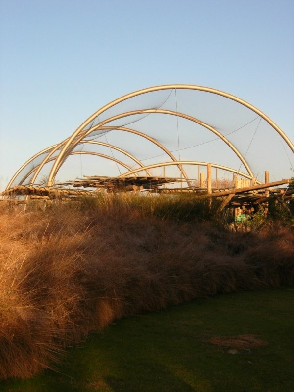 biopark v Argentíne s moderným dizajnovým oblúkom