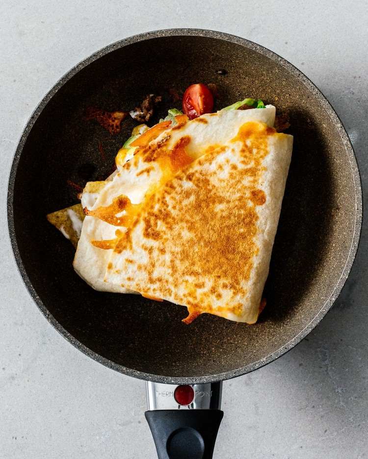 Crunch Wrap s pšeničnou tortillou Pečte Quesadilla