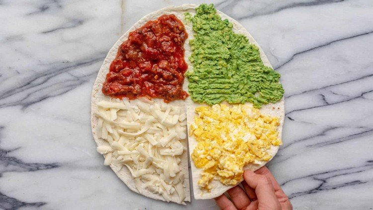Tortilla zábal s paradajkovými avokádovými miešanými vajíčkami a syrom