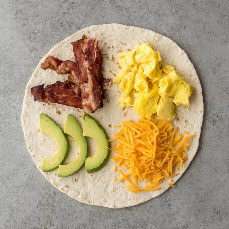 Raňajkový nápad na tortilla wrap s vajíčkom, slaninovým syrom a avokádom