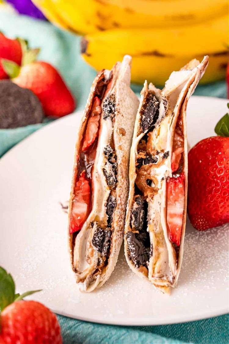Dezert s jahodami, banánmi, oreo krémom arašidovým maslom v tortille