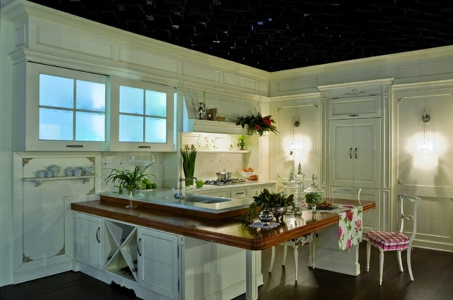 Trese ružové kockované stoličky pózujúce