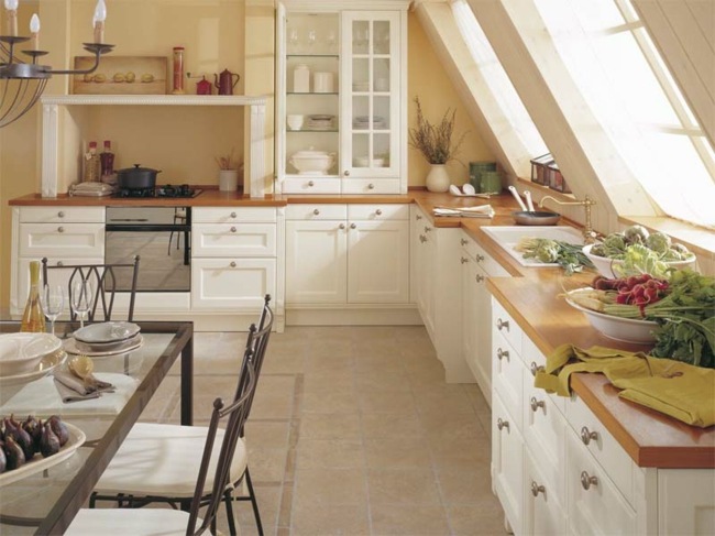 Šikmá jedálenská časť, žltá farba na stenu