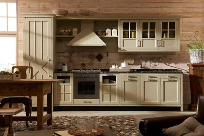 Pultová sklenená nástenná skrinka drevená stena