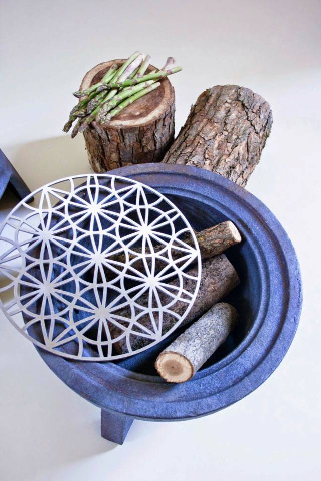 Pripravte gril na použitie drevená špargľa modrosivá terasa na grilovanie