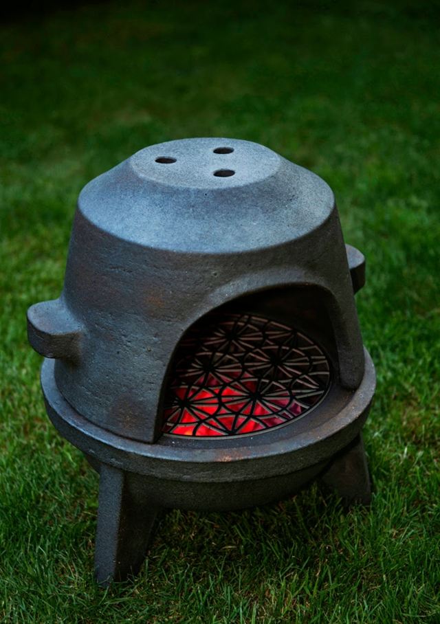 Gril v tme svieti uhlie žiari grilovanie grilovanie záhradná párty priatelia