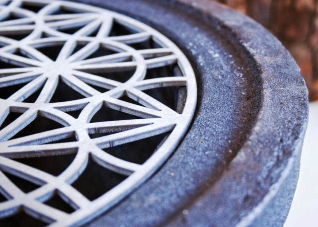 Gril s roštom v skvelom prevedení Prenosný záhradný gril s hrdzavým zdobením sivých detailov