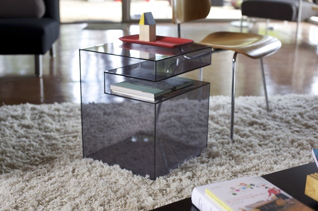 moderný príručný stolík transparentný dymovo sivý eric pfeiffer