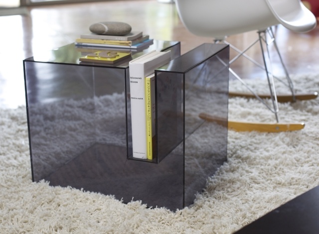 akrylový bočný stôl eric pfeiffer incízne knihy dymovo sivá