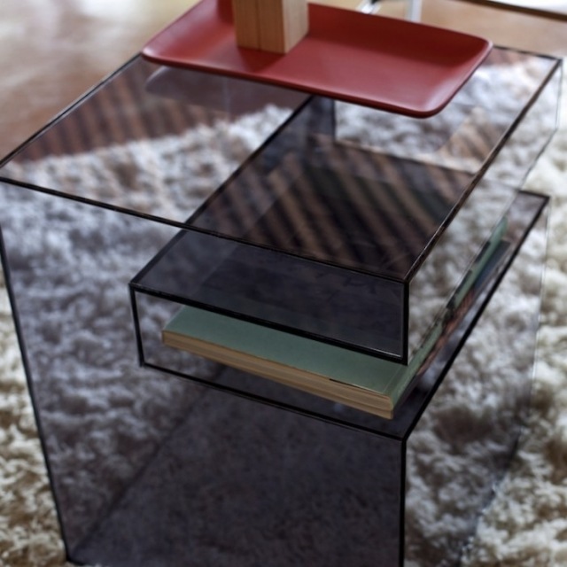 akrylový bočný stolík dymovo sivé knihy stĺpček eric pfeiffer