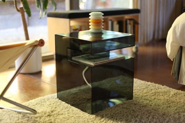 akrylový bočný stolík eric pfeiffer polopriehľadný sivý