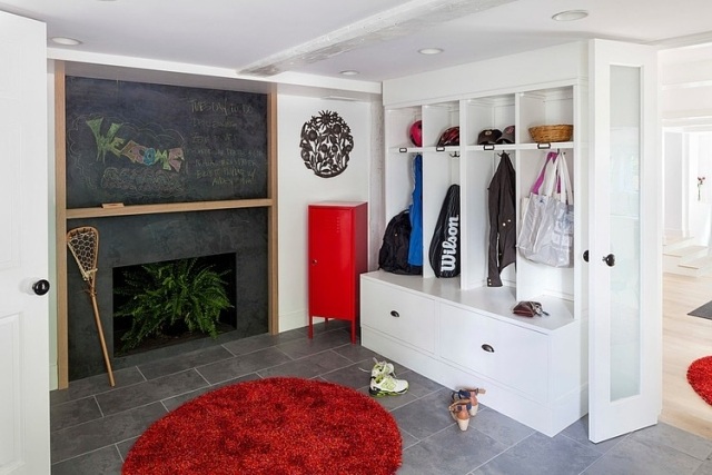 Použite farby v interiéri čiernobiely koberec na dizajn chodby