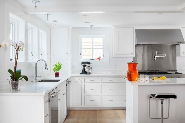 nápady kuchyne zariaďovanie bielych skriniek moderné doplnky