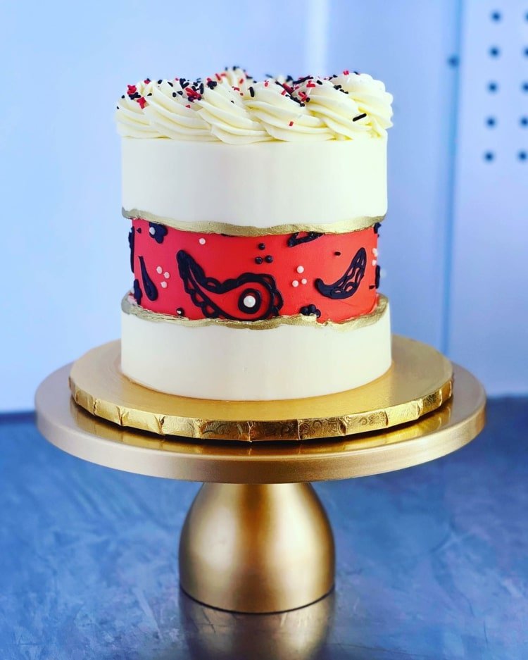 Porucha koláča s pruhmi vo vzhľade šatky