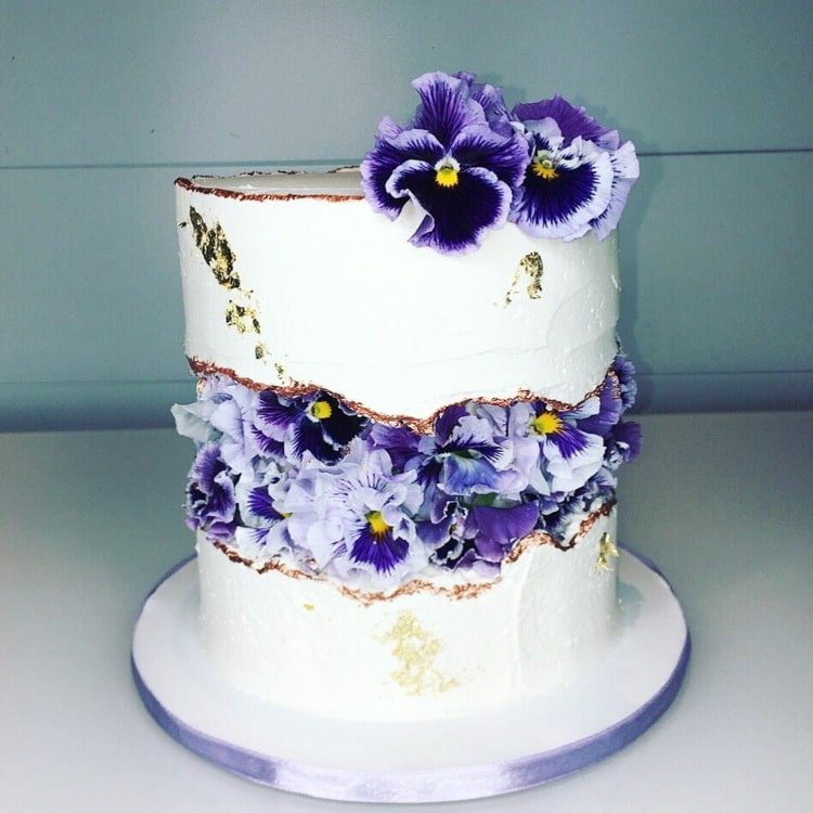 Okamihovú čiaru ozdobte skutočnými maceškami vo fialovej farbe