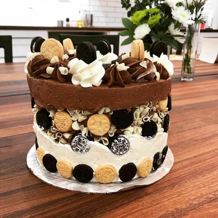 Nápad so svetlými a tmavými oreo sušienkami na koláč pre každú príležitosť