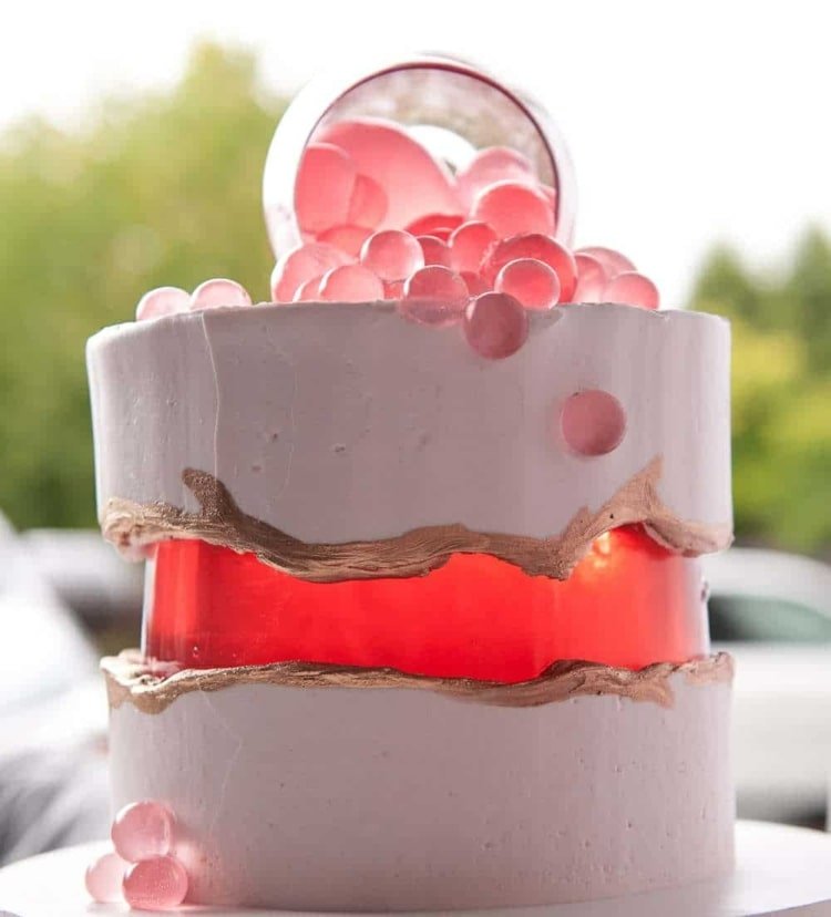 Ovocný gumový koláč so želé guľkami ako ozdoba koláča