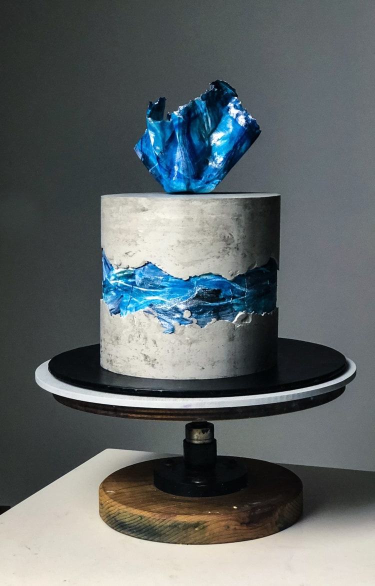 Moderný koláč v betónovom vzhľade s modrými akcentmi na báze mora
