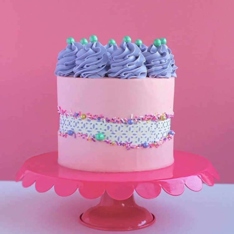 Hravá torta v pastelových farbách pre deti a večierky s témou jednorožca