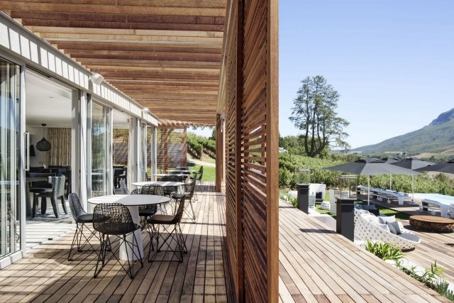 Uhlíková stolička od Moooi v modernom dizajne, čierne high-tech materiály