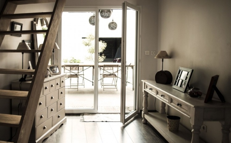 Prístup na terasu a vonkajší jedálenský kút prestavba-papier-mlyn-country-style-vintage-nabytok