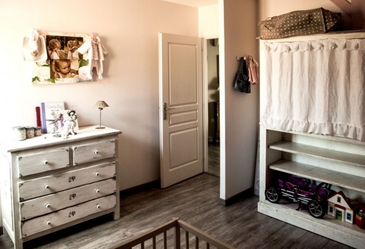 Detská izba zariadená v ošúchanom elegantnom štýle detská izba ošarpaná komoda vo vidieckom štýle