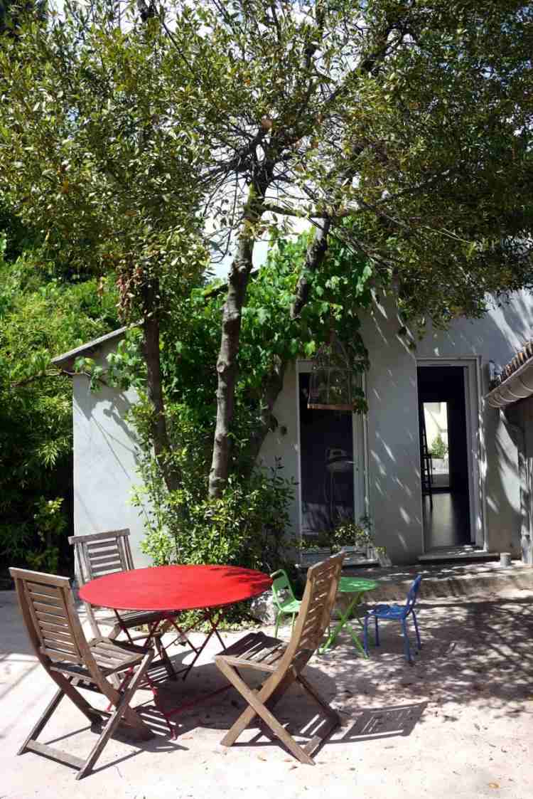 Vonkajší jedálenský kút pod stromom záhrada-jedálenský kút-voľný-stredomorský štýl