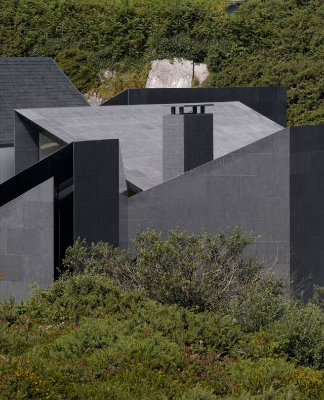 prestavba bytového domu moderná architektúra bridlicová škridla šikmá strecha Prestavba domu s bridlicovou škridlou šikmou strechou