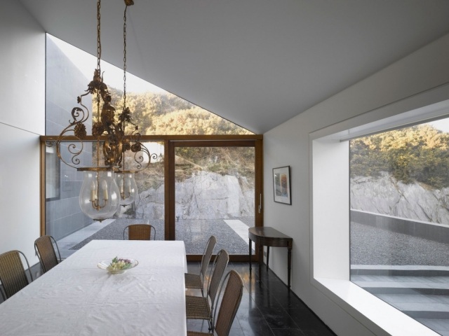 prerobený domov Írsko zariaďovanie jedálne presklené steny okenné dvere prestavba domu Írsko jedáleň sklenené steny okenné dvere