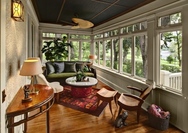 Obytná zimná záhrada zasklená terasa s dreveným podlahovým nábytkom