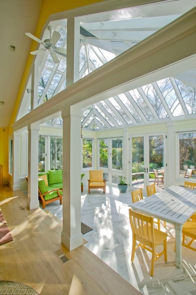 pestovanie skla zimná záhrada mramorové dlaždice žlté zelené kreslá