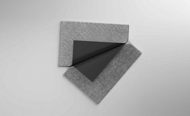 Pohľad zhora na konferenčný stolík s efektom a funkčnosťou konferenčný stolík na zakopnutie o povrch