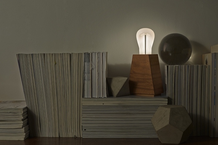 Stolová lampa-Plumen-úspora energie-technický-výkon-moderný-inovatívny