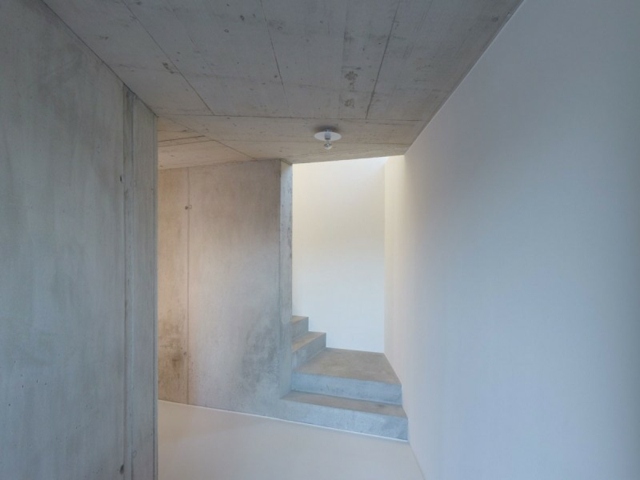 Suterén-jednoduché-prírodné-materiály-jasné farby