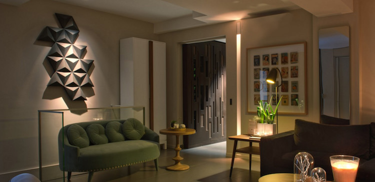 Model DIAMOND XS v elegantnej, modernej obývačke dizajn-radiátor-obývačka-geometrický-moderné-prostredie-montáž na stenu-diamant