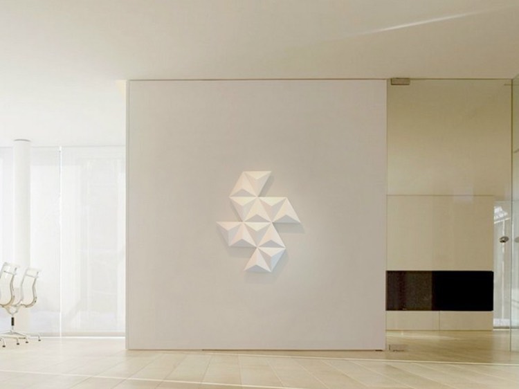 Diamantový radiátor v bielej farbe v obývačke dizajn-radiátor-biela-montáž na stenu-prietok-diamantový tvar