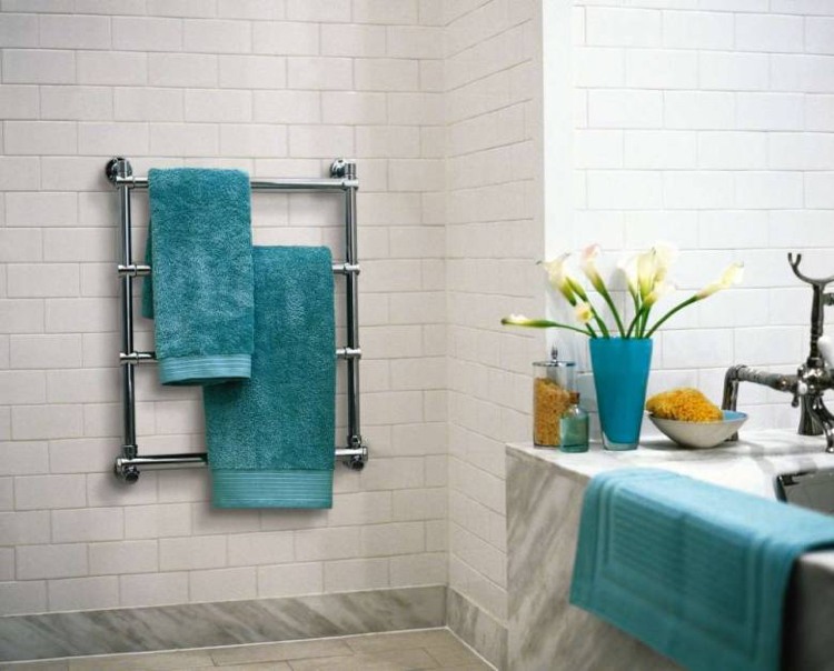 Dizajnové radiátory s jednoduchým, funkčným dizajnom Dizajnový radiátor-držiak na uterák-rúrka-biela-mramor-tyrkysová-uteráky