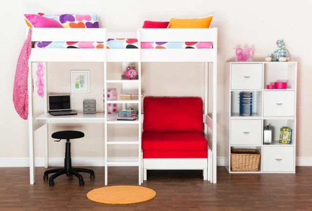 trendy-loft-postel-s-cervenym kreslom