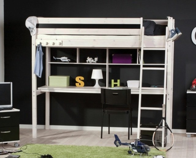 čierna stena-drevena-postel-vysoky-stolny-stolny-lampa