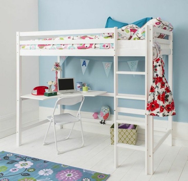 Dievčenská izba-s-bielym nábytkom-šaty-s-kvetmi