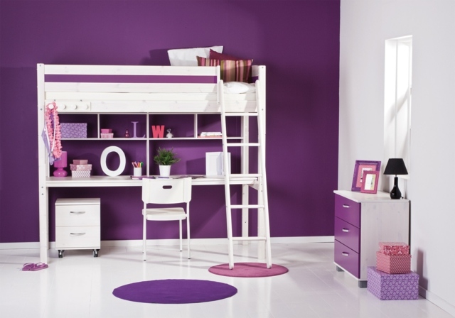 Fialová stena-biela-loft-posteľ-okrúhle-koberce-podlaha s vysokým leskom