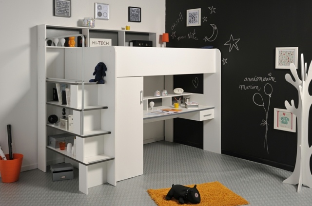 Detská izba-čierna-tabuľa-podkrovná posteľ-police-nástenná dekorácia