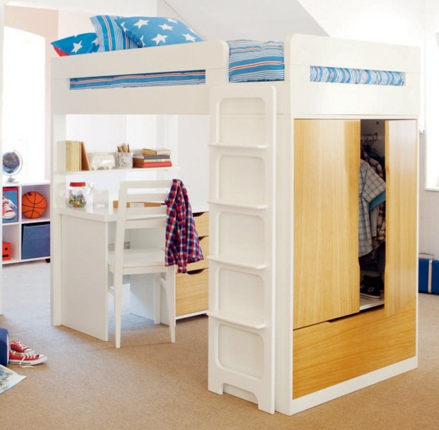 Drevené dvere-šatník-chlapčenská-izba-posteľná bielizeň