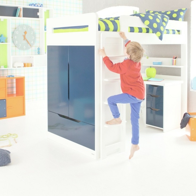 modro-biely-nábytok-škôlka-zariadenie-s-podkrovnou posteľou-nástenné hodiny