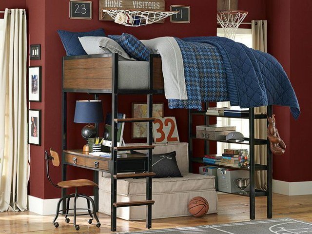 Jednolôžková podkrovná posteľ z drevenej miestnosti pre chlapcov