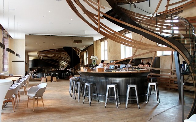 dizajnový hotel, okrúhly bar, dlhý niekoľko stolov